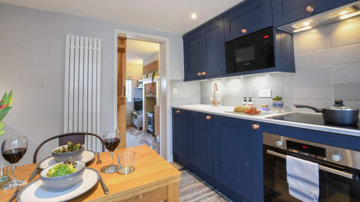 Westleton Cottage | CAINES COTTAGE, WESTLETON, pet friendly, with a garden in Westleton
