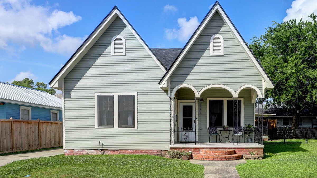 New Iberia House | Cajun Cottage located in downtown New Iberia