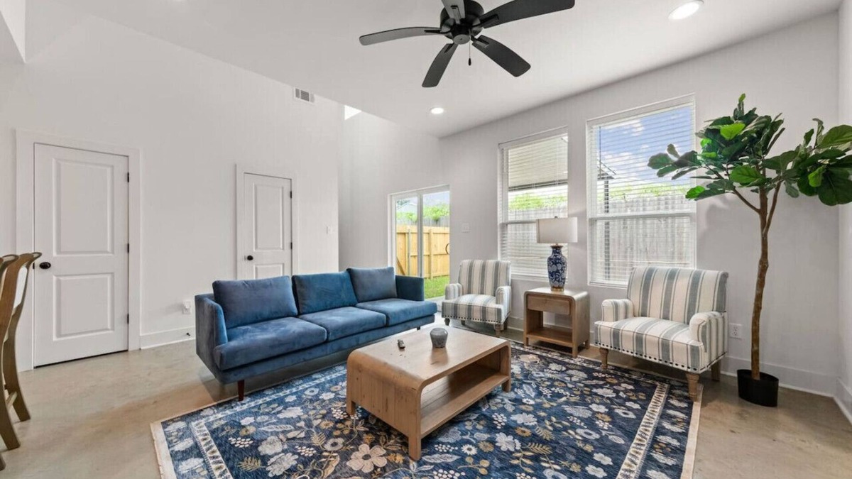Lafayette House | Cajun French House*2 King Beds*Fast Wi-Fi*Garage