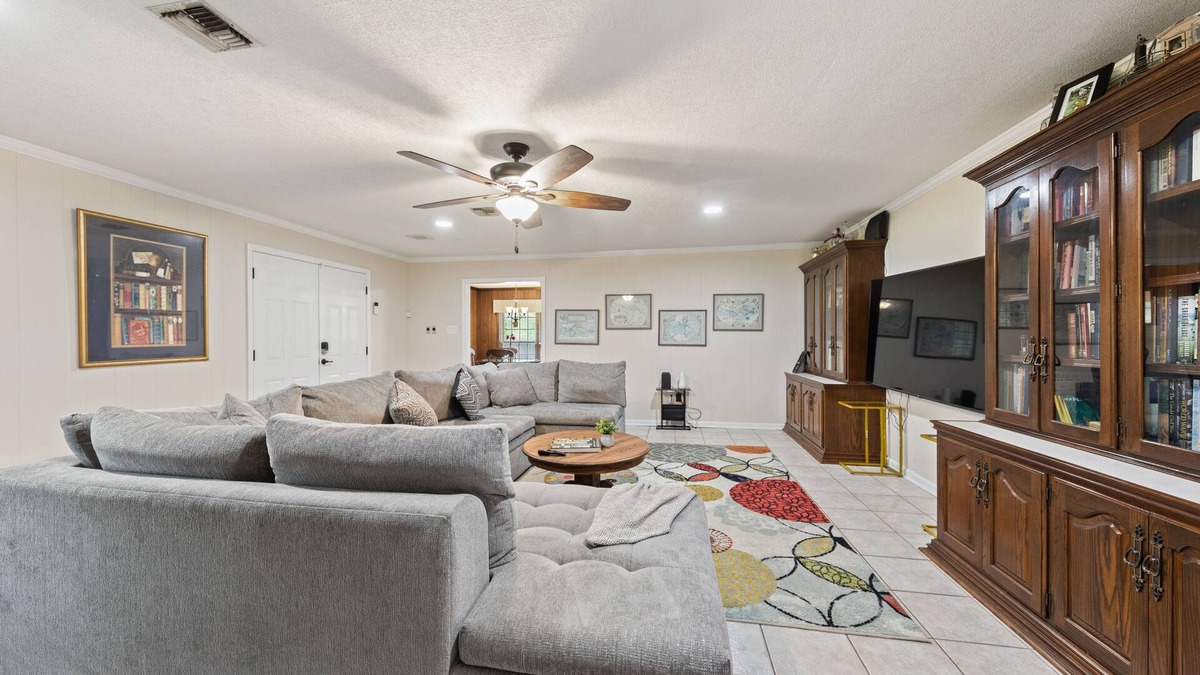Broussard House | Cajun Stays: Charming 3BR Ranch House Near Lafayette - Family & Work Friendly