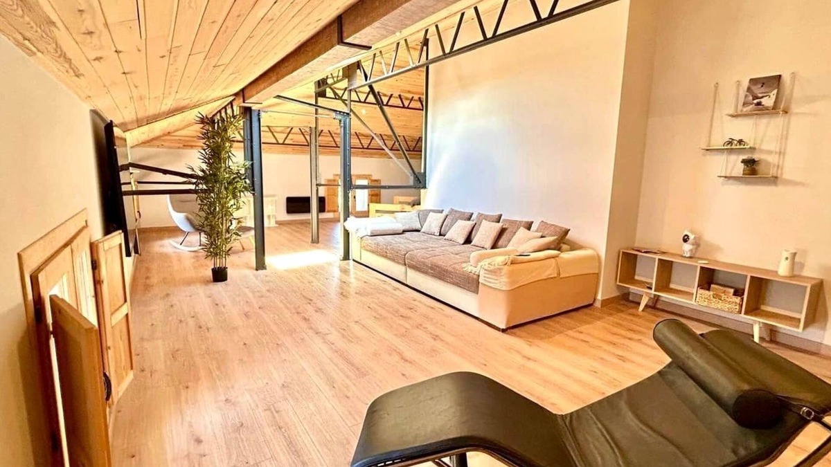 Err Apartment | CAL QuEROL - ATIC to ERr (max 13 pax)
