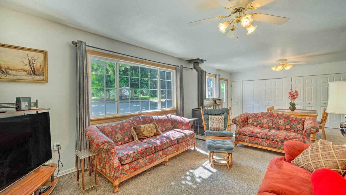 Caldwell House | Caldwell Country Home on Quiet Acreage