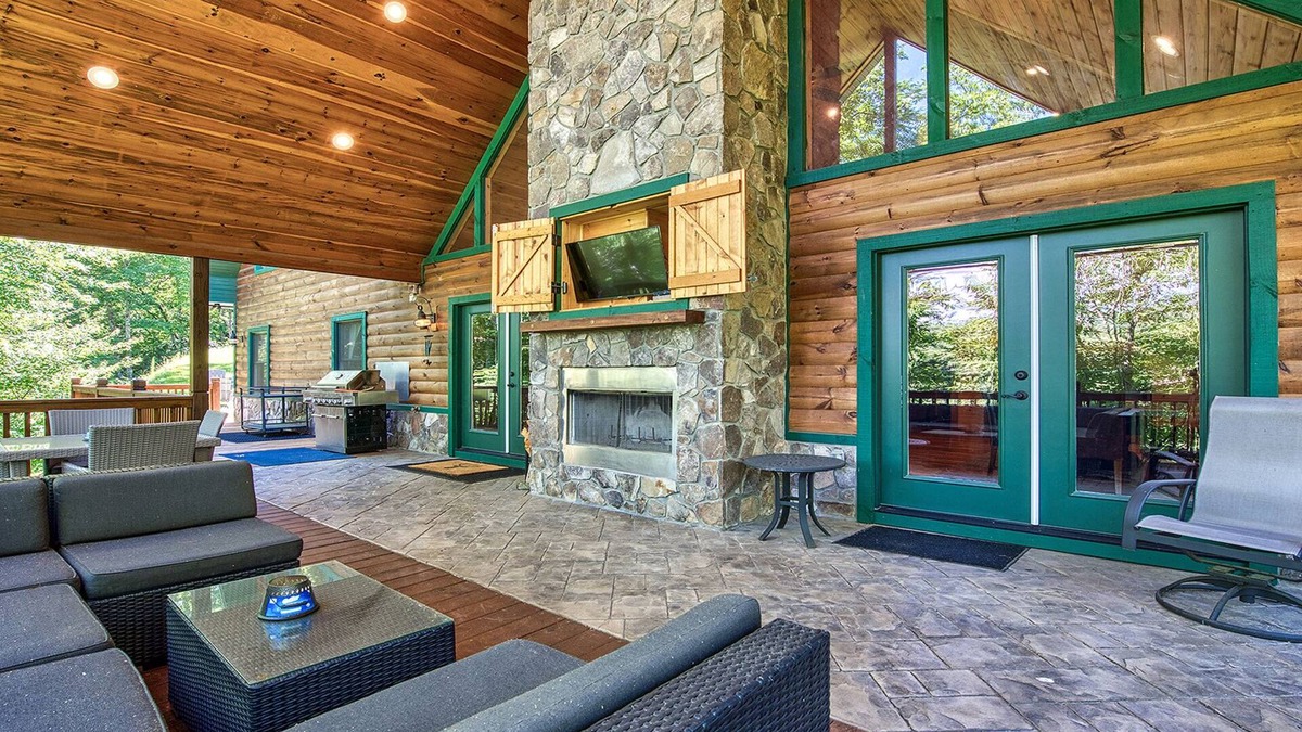 Cherokee Cabin | Caldwell Lodge - less than 5 miles to Harrah's Cherokee Casino.