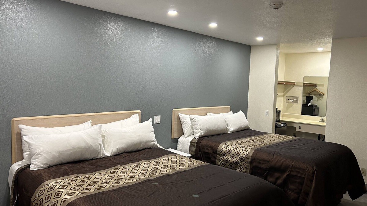 Victorville Hotel | California Inn & Suites Adelanto US 395