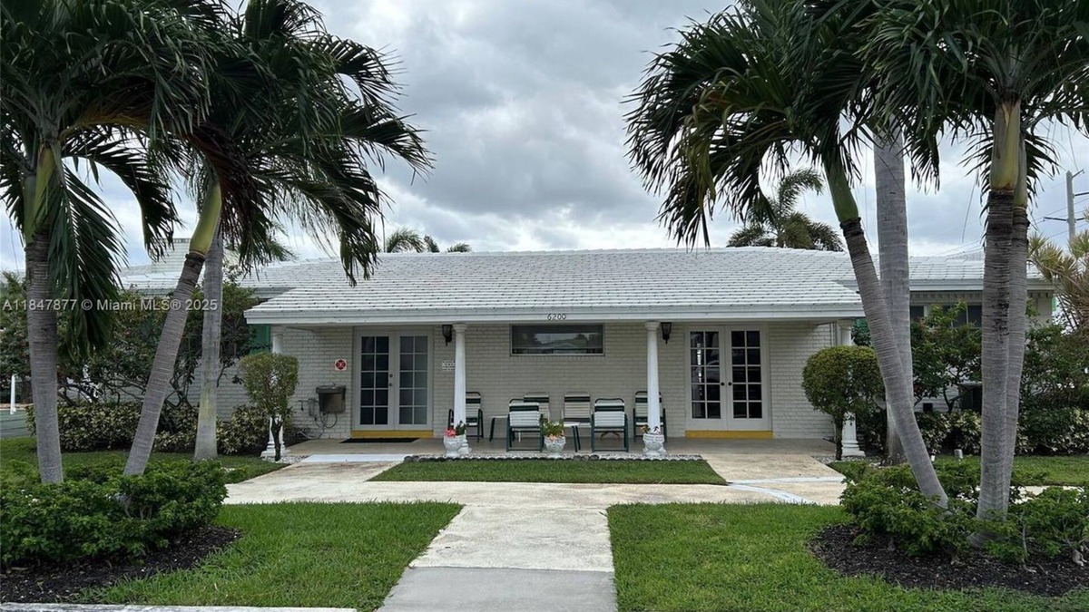 Imperial Point Apartment | Calling all snowbirds! One bedroom with pool and close to the beach.