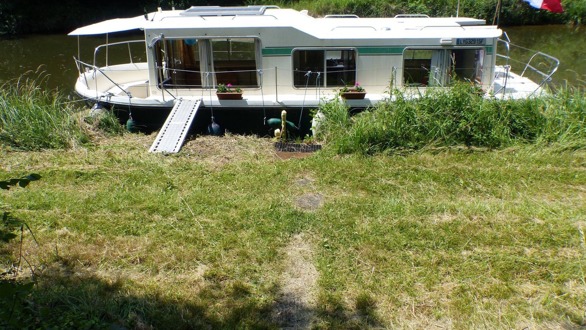 Luneau Boat Rental | Calm overnight aboard the JAVA boat, 30 minutes from PAL, disconnection guaranteed!