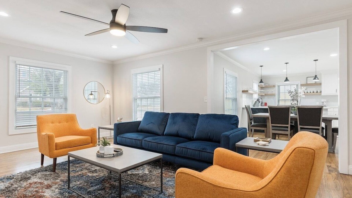 Arlington Heights House | Calmont Urban Farmhouse: 4-Bedroom Stylish Stay