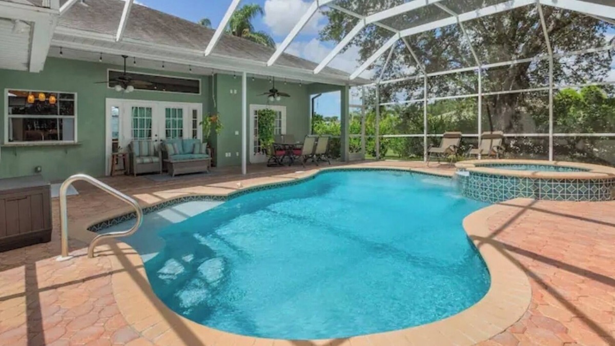San Carlos Park House | Caloosa Palms-Villa with Pool Spa Game Room. Centrally Located to Naples Beaches
