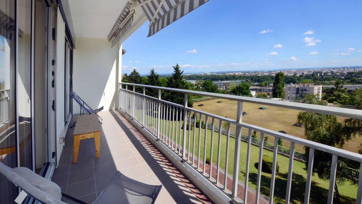 Montessuy Apartment | Caluire limit Lyon 6: 90 m², 2 bedrooms with stunning views, parking, swimming pool, tennis