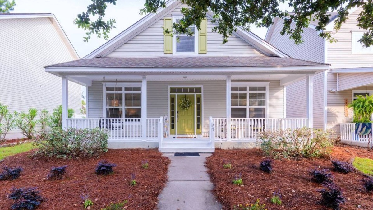 Bluffton House | Calypso Cottage in Old Town Bluffton. In the heart of historic Old Town