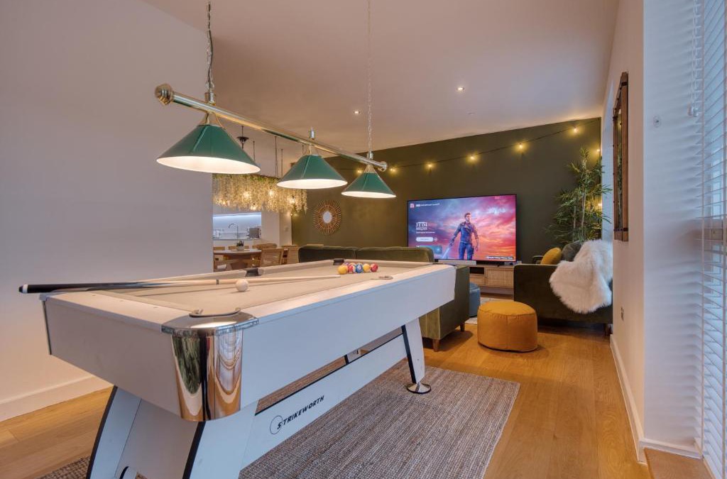 Trumpington Villa | Cambridge - hot tub, sauna, parking, pool table