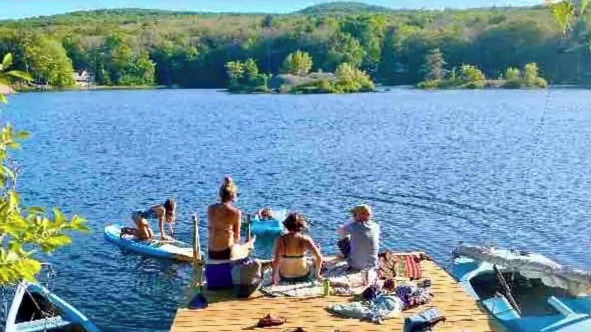 Camden Cottage | Camden cottage with float on water