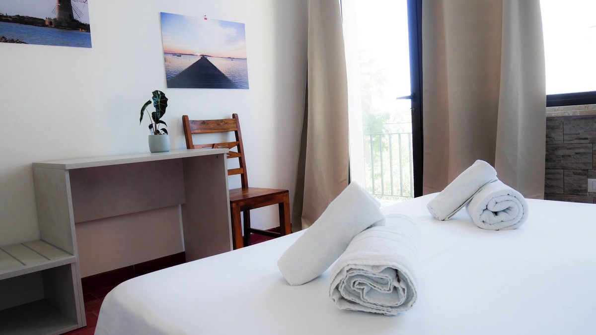 San Leonardo Bed & Breakfast | Camera Matrimoniale Vista Mare a due Passi Dalle Saline e Scuole Kitesurf