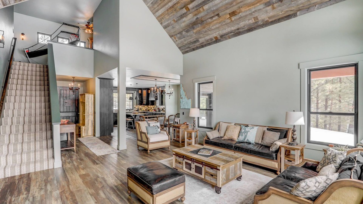 Cascade House | Camp 95 - Stunning Mountain Home - 4.5 Acres - Views - Hot Tub - Pet friendly - Private