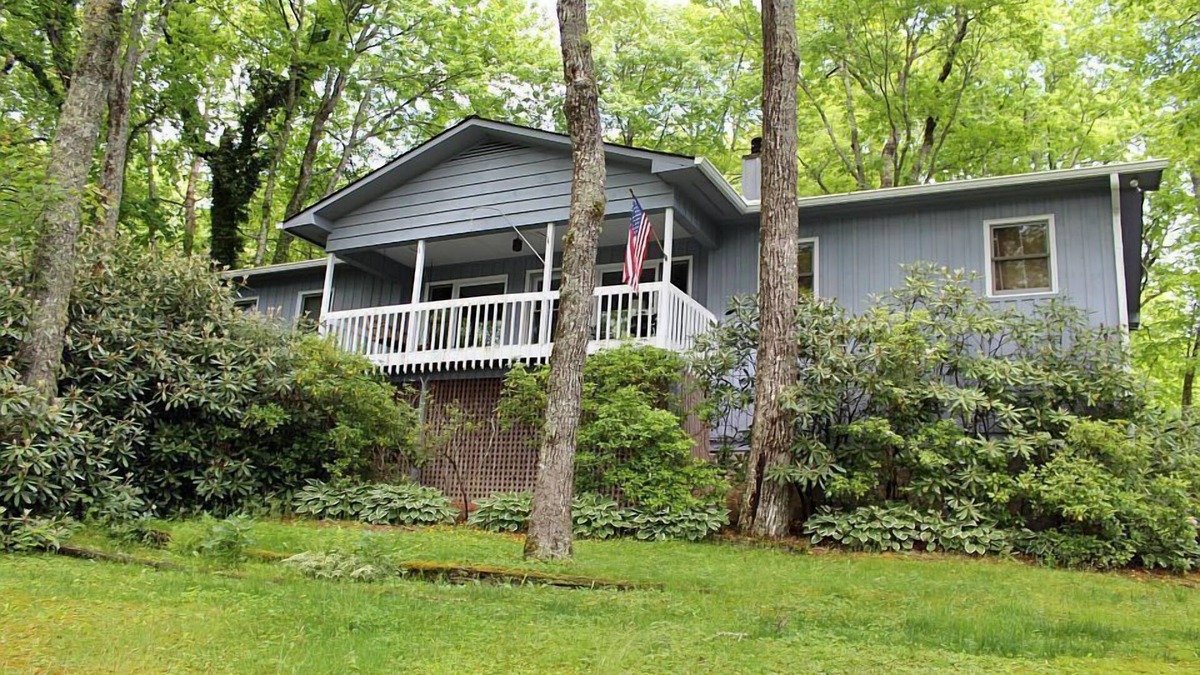 Highlands House | Camp Bear Pen 3BR/2 baths - near town.