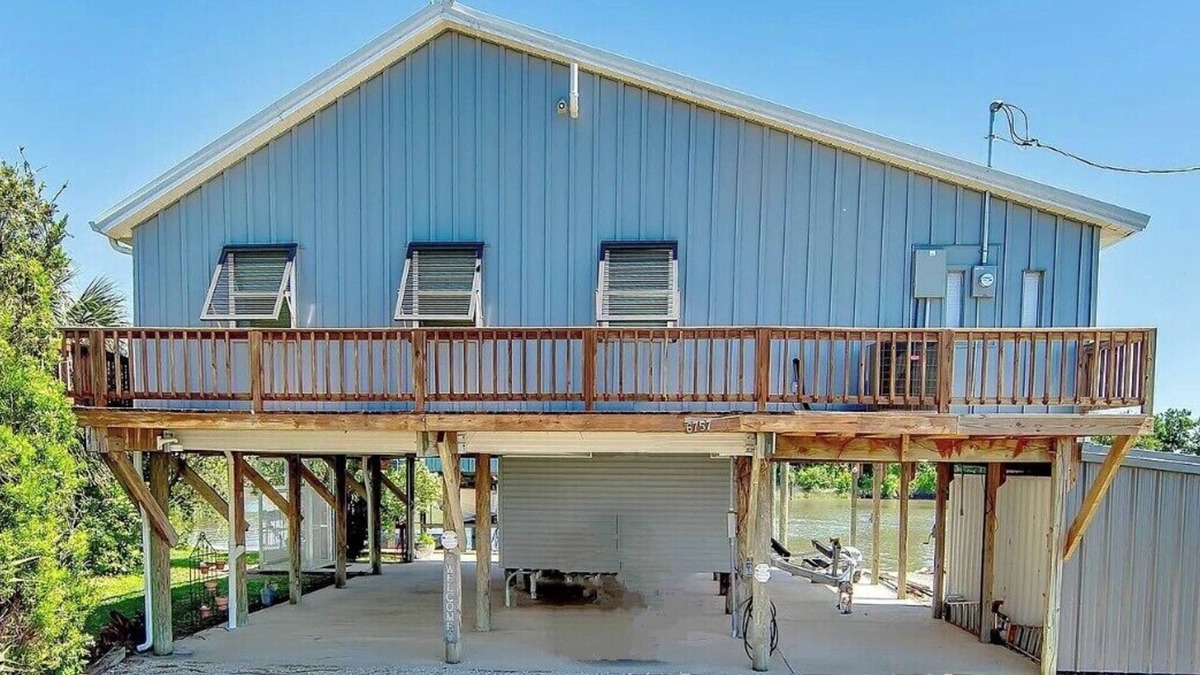 Chauvin House | Camp COCO 4-bed, 4 bath in Fisherman's Paradise!