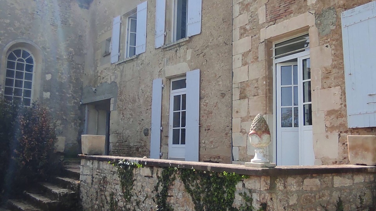 Champdeniers House | CAMPAIGN Rural gite, large house to welcome friends or family.