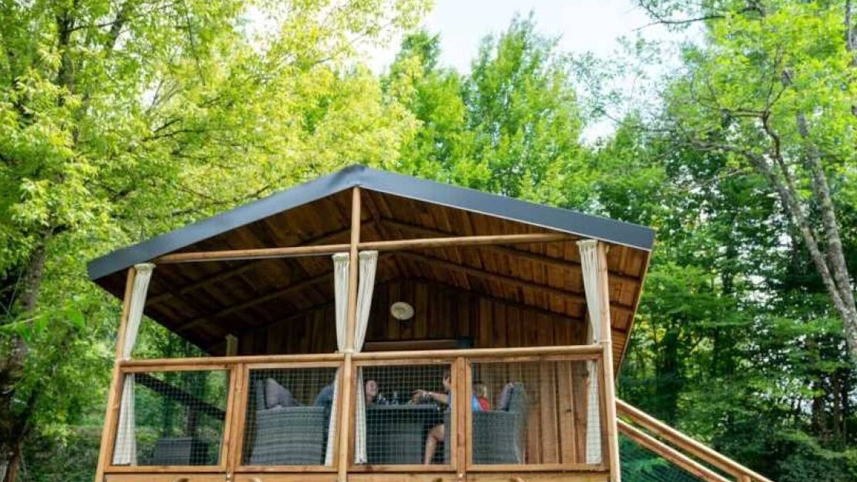 Collonges-la-Rouge Cabin | Camping 3 étoiles - eeiici