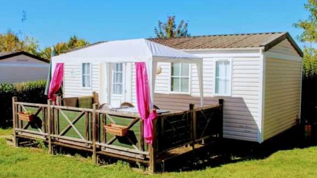 Verteillac House | Camping 3 étoiles - Piscine - eeefai
