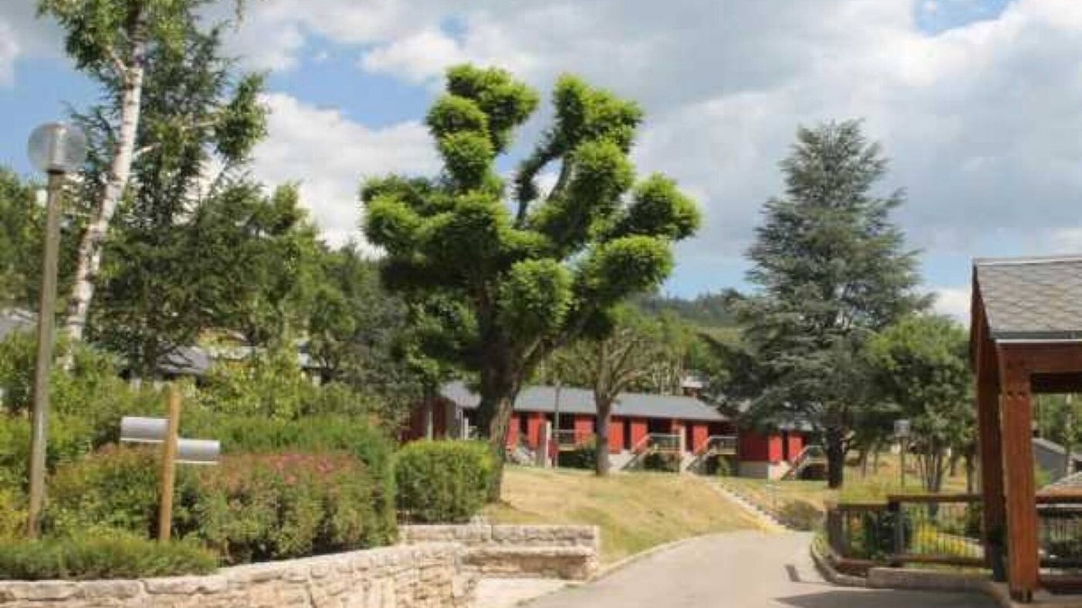 Meyrueis House | Camping 3 étoiles - Piscine - eeeggg