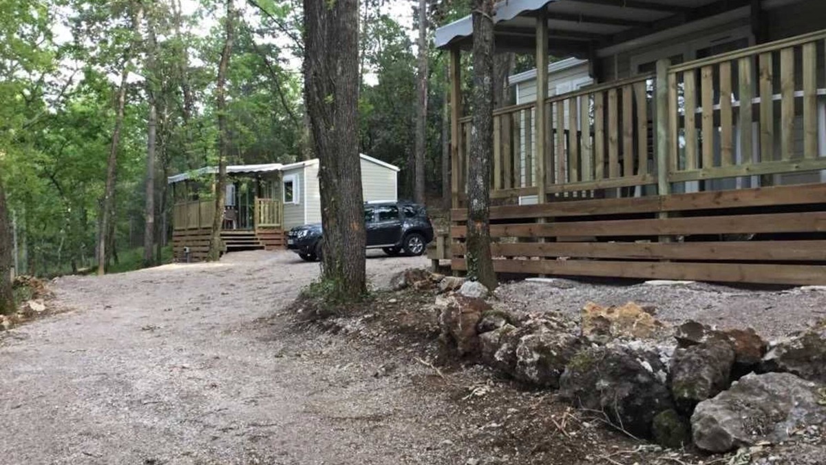 Monoblet House | Camping 3 étoiles - Piscine - ccaiaad