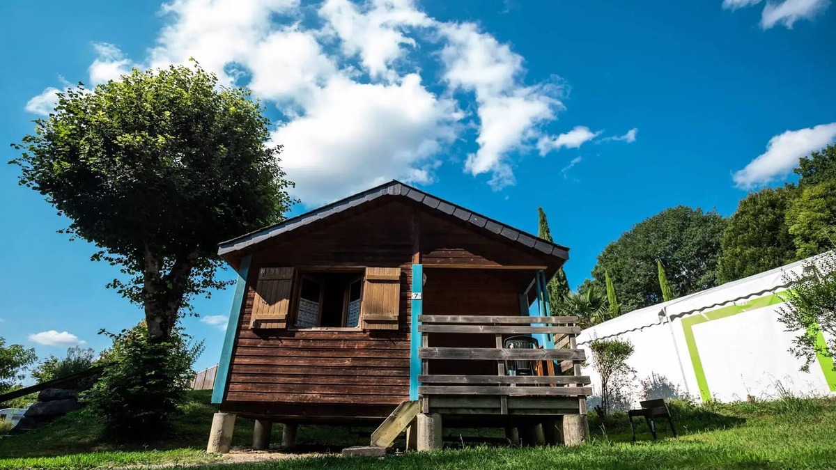 Navarrenx Ski Chalet | Camping Beau Rivage * - Chalet Malin 13m2 - 1 bedroom with toilet- shower to the sanitary of the campsite - 4 people