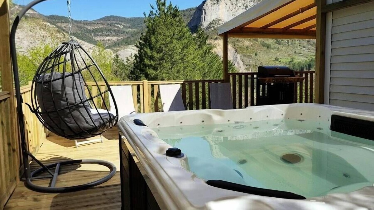 Orpierre House | Camping les Princes d'Orange* - Cottage Family Classic 3 rooms for 4 people Air-conditioned Mountain View