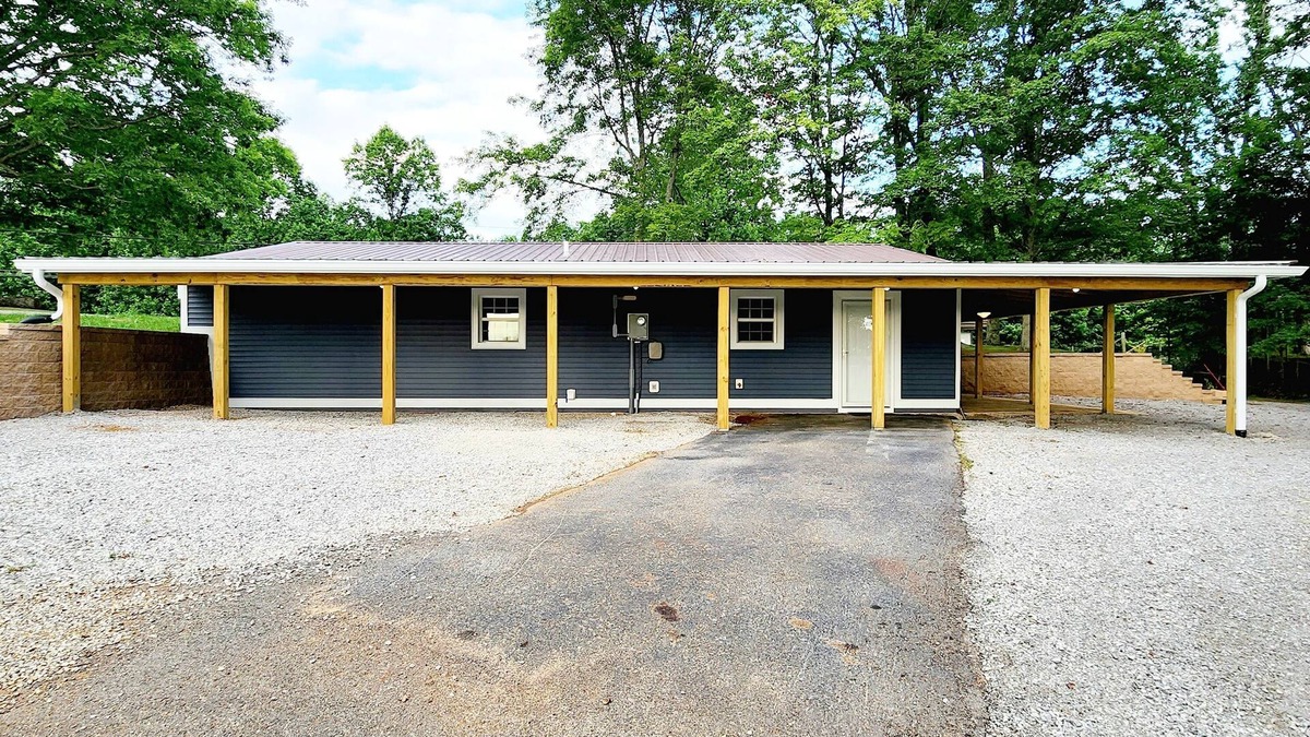 Burkesville House | Camping with the Cows near Dale Hollow Lake