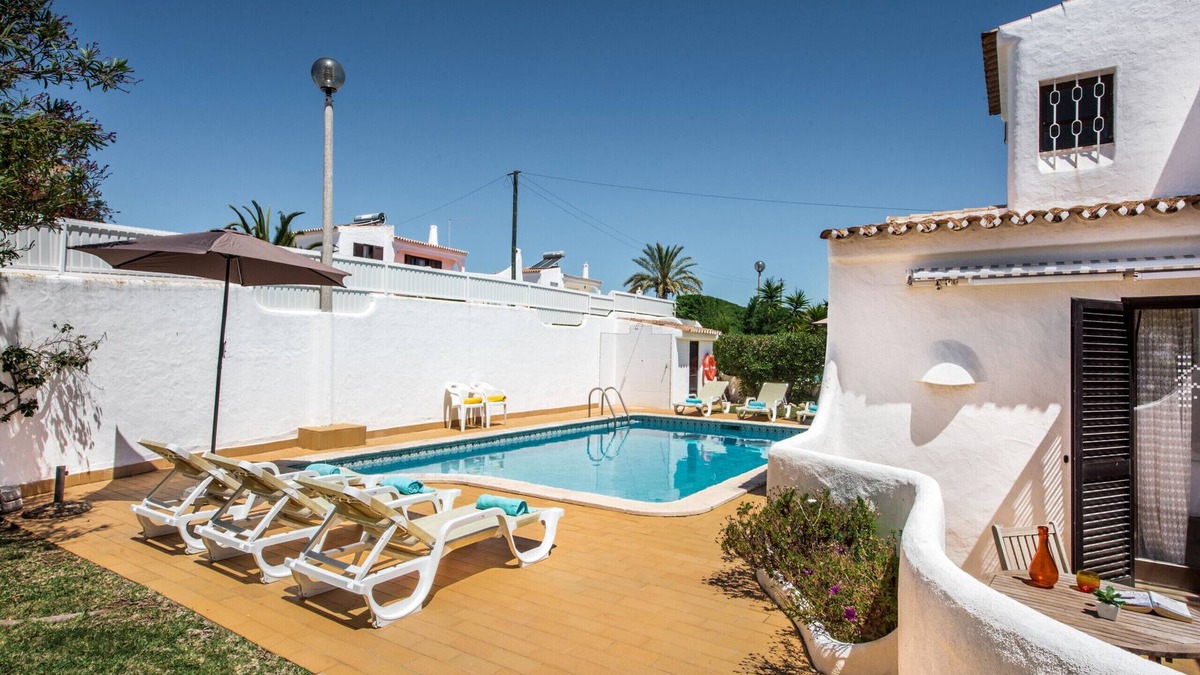 Mosqueira Villa | Campos- 3 bedroom villa with private pool walking to Coelha beach