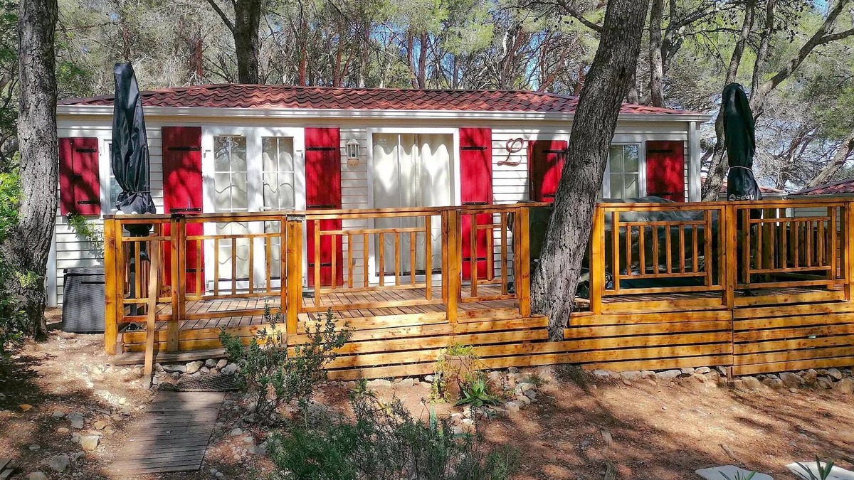 Castelnau-de-Guers House | Campsite Residential La Pinède * - Blueberry PREMIUM-2 bedrooms 32m2- *Clim, terrace, TV* 4 persons