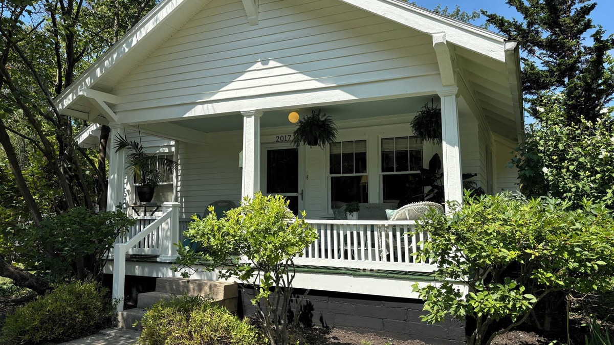 Bloomington Cottage | Campus Cottage 3 blocks to IU: Lotus Special