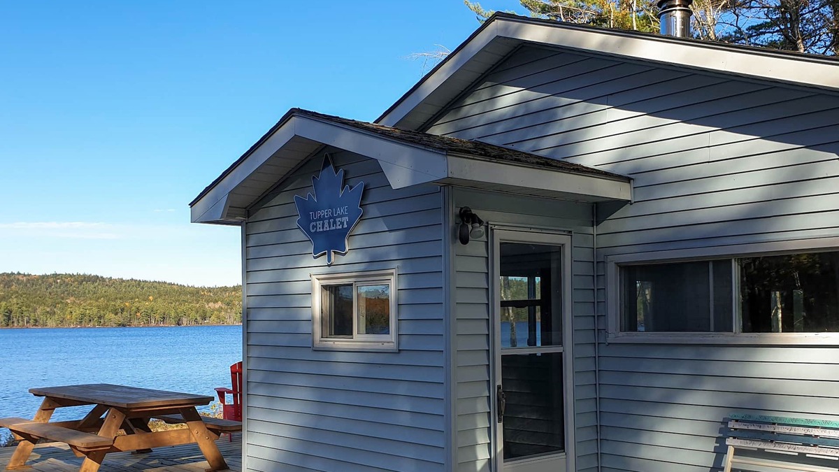 Queens House | Canada dream vacation right on the lake in the popular province of Nova Scotia