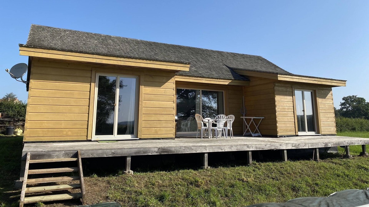 Saint-Germain-Chassenay House | Canadian wooden house with swimming pool near the Canals