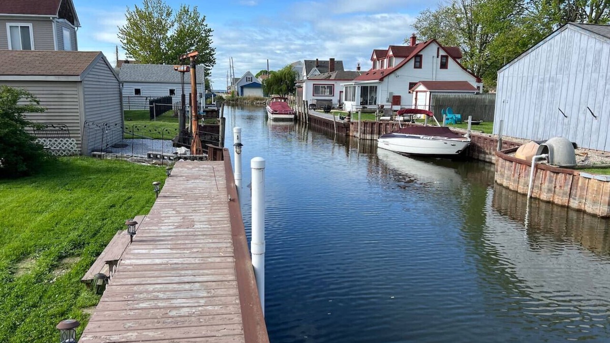Harrison House | Canal front bungalow