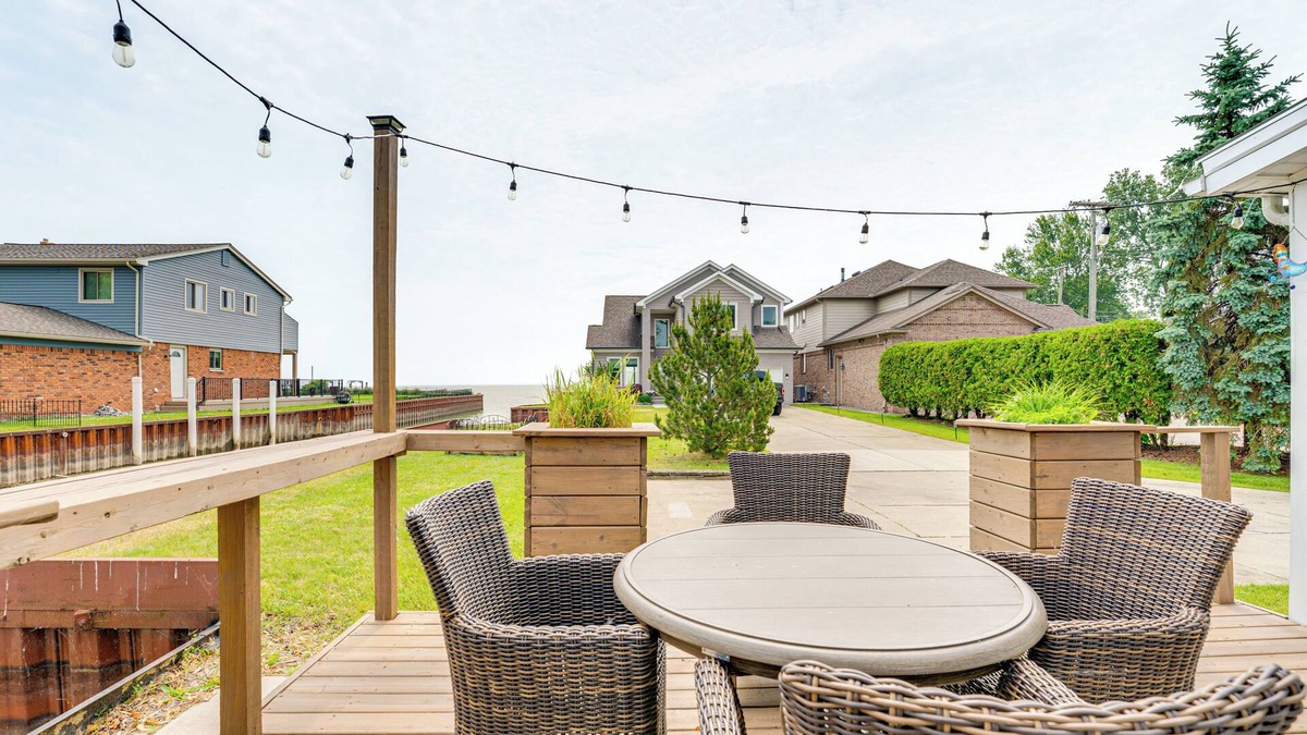 St. Clair Shores House | Canal-Front St Clair Shores Home: 2 Mi to Dtwn