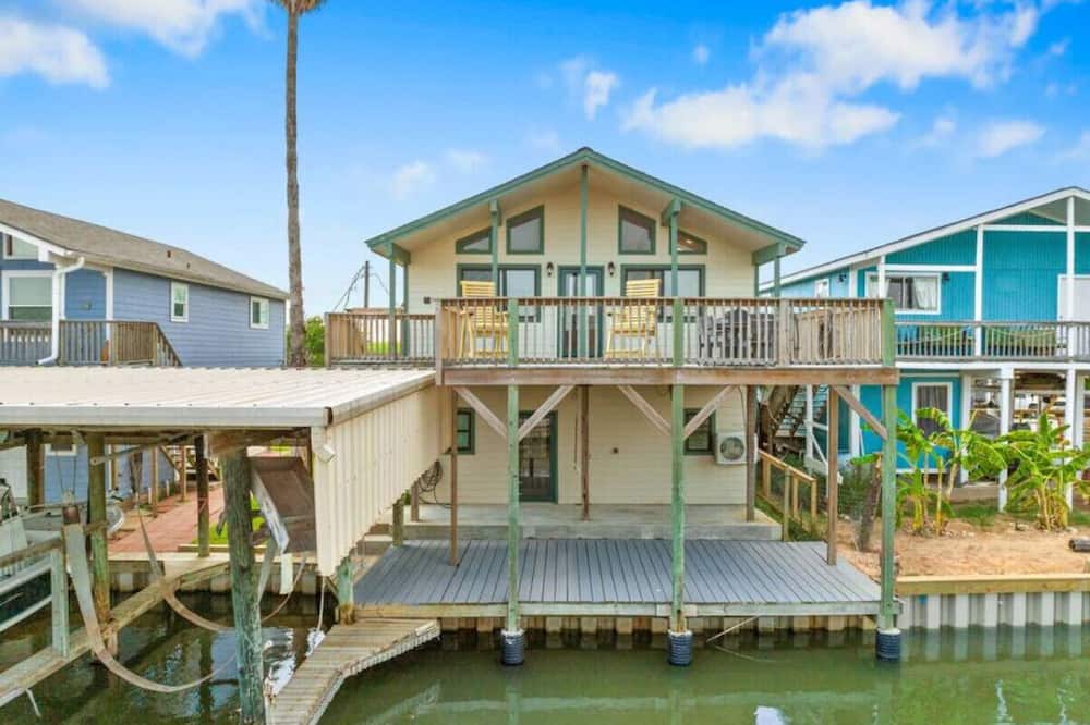 Freeport House | Canal Home with Two Docks and Large Gameroom