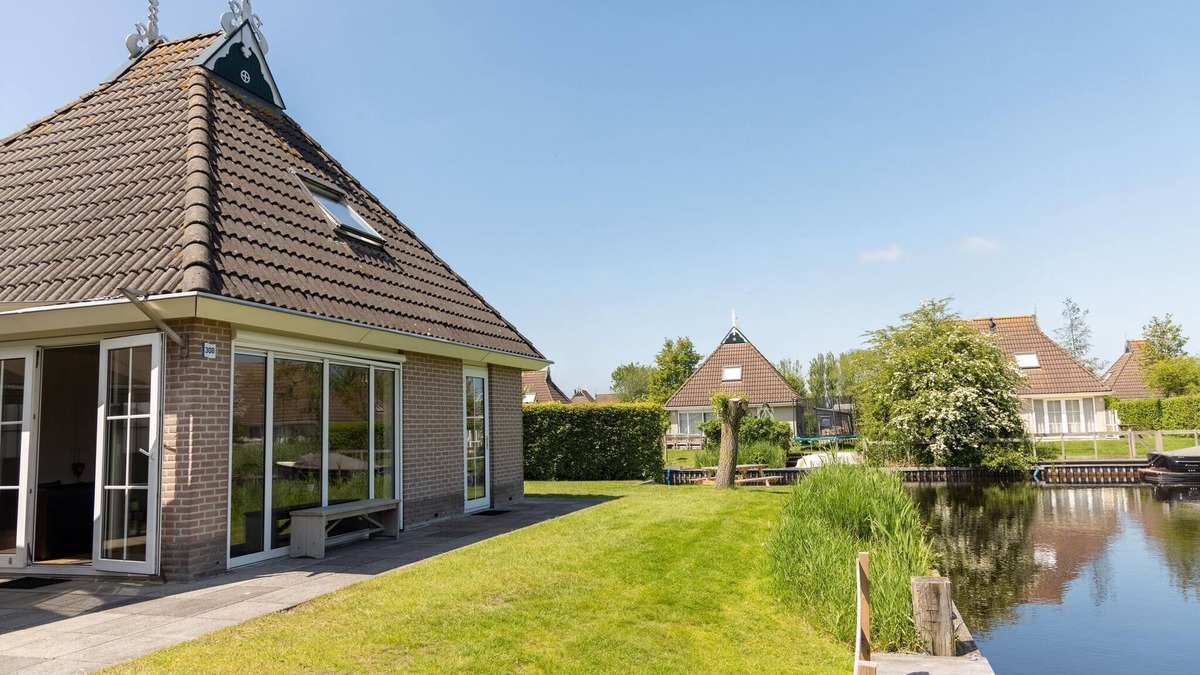 Eernewoude House | Canal-Side Bungalow Stay