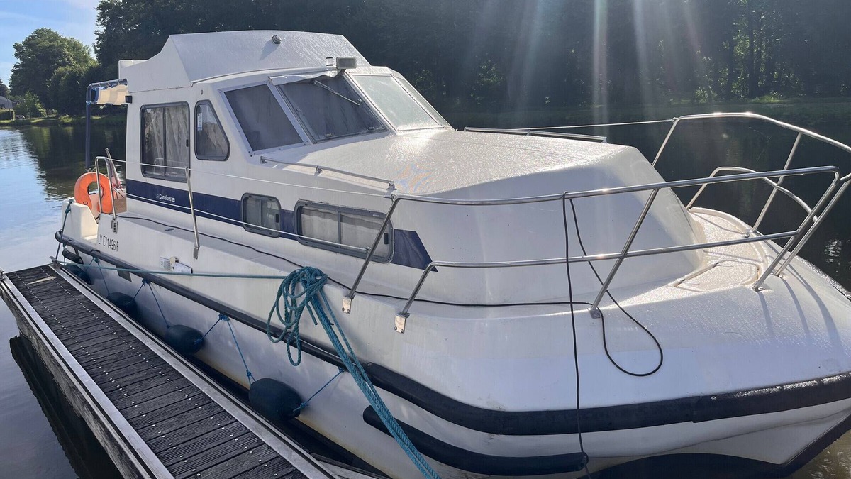 Chatillon en Bazois Boat Rental | Canal-side Boat Stay with Château Views in Châtillon-en-Bazois