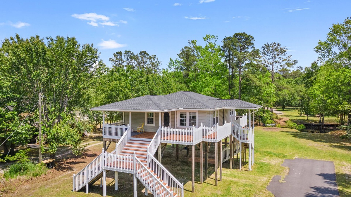 Conway House | Canal Waterfront River Cottage - 15 Miles from Myrtle Beach