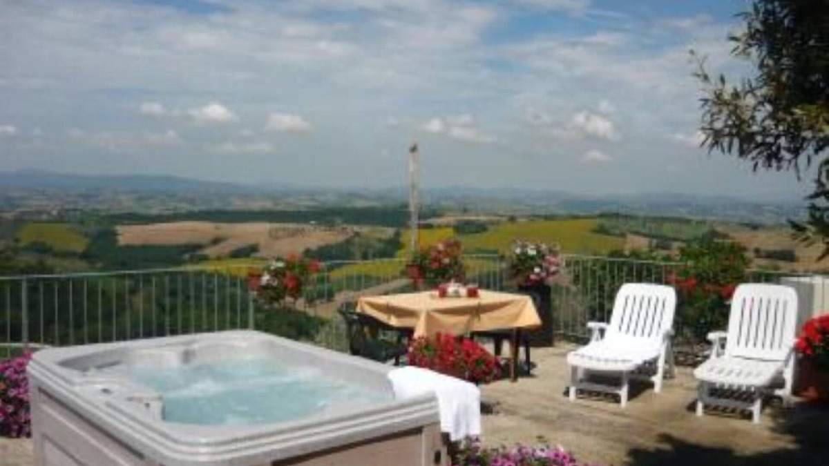 Canalicchio Apartment | Canalicchio: Apartment within farmhouse and terrace with Jacuzzi for 4 persons