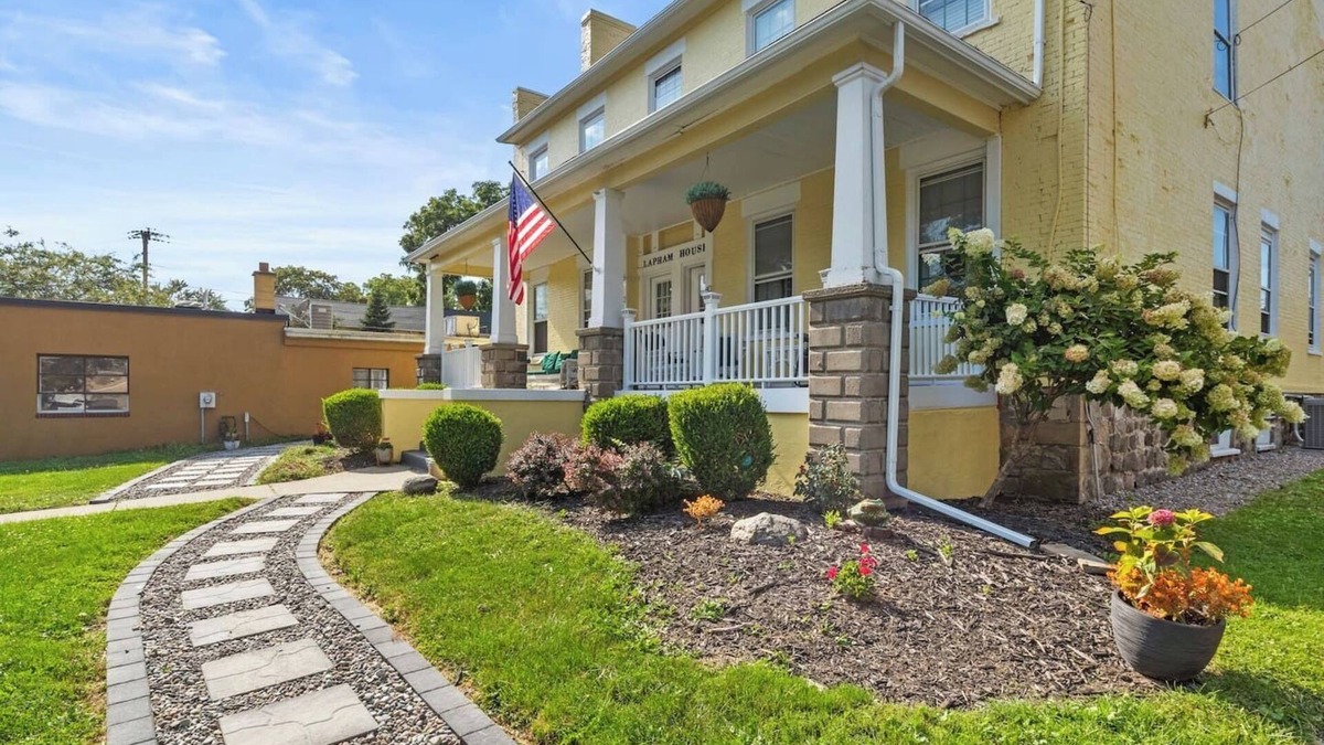 Canandaigua House | Canandaigua Efficiency Apt | FLX Wineries