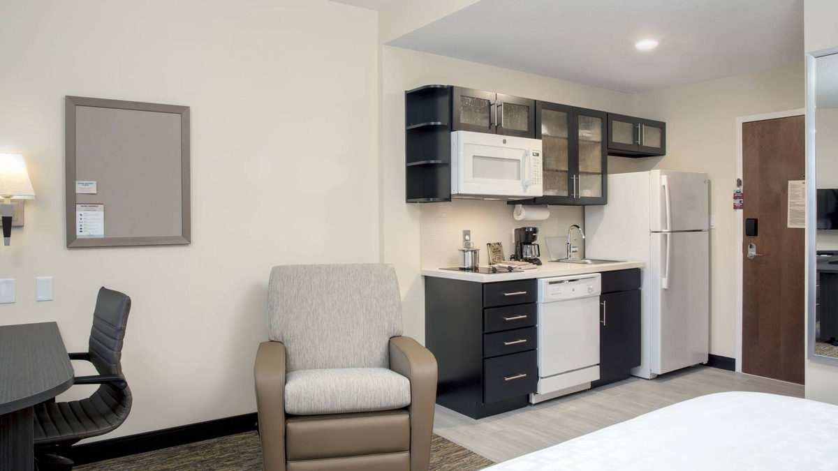 Country Walk Hotel | Candlewood Suites Miami Exec Airport - Kendall by IHG