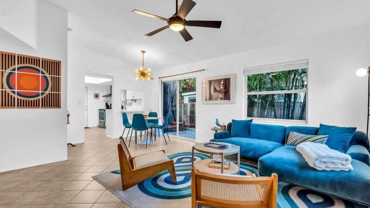 Park East House | CandyPop Retro Retreat - 2BD/2BA Near Downtown SRQ
