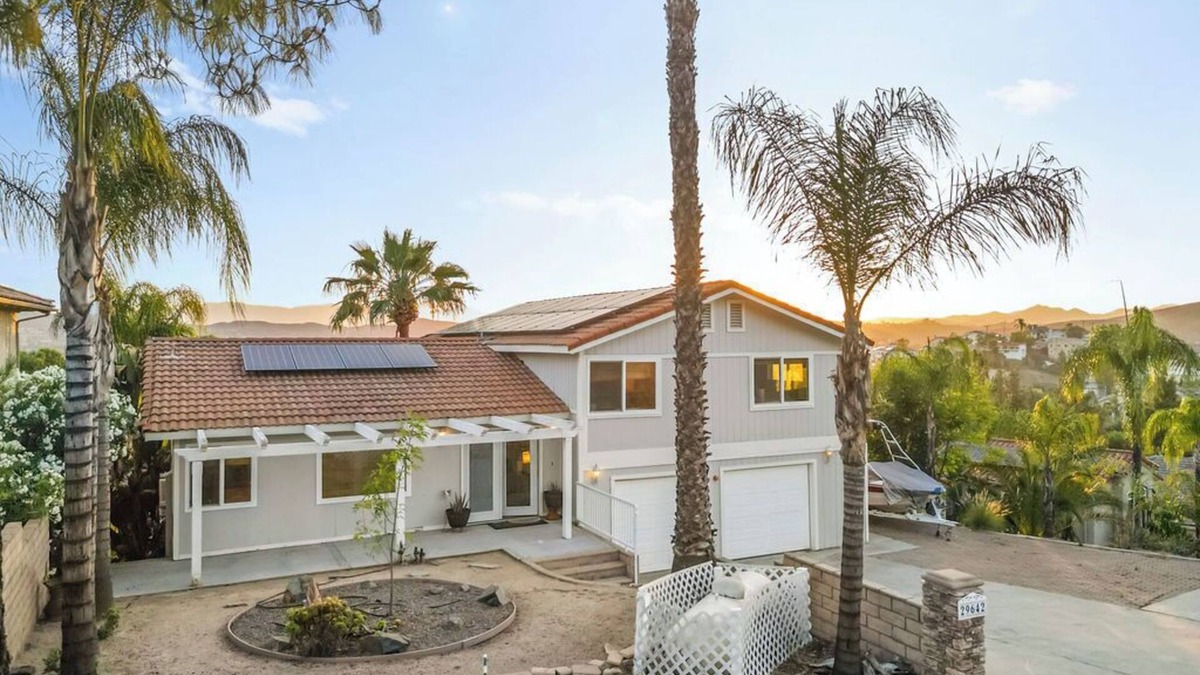 Canyon Lake Villa | Canyon Lake Getaway Mid-Term Rental | 5-BR House Canyon Lake, Riverside | Pool Spa Golf