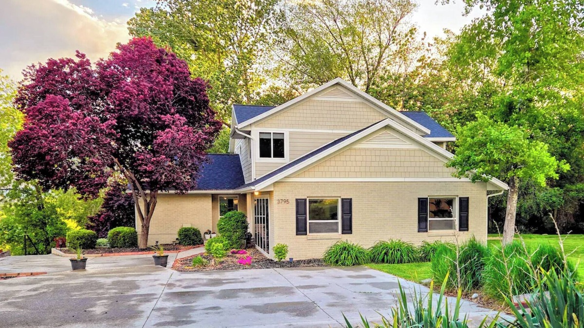 Provo House | Canyon Road Home - Newly remodeled - Spacious yard - Amazing Views-Close to BYU!