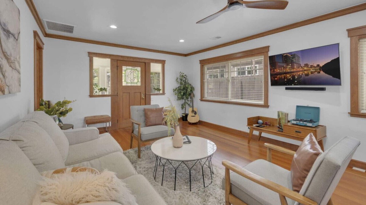 University Heights Apartment | Canyonview UPPER LEVEL