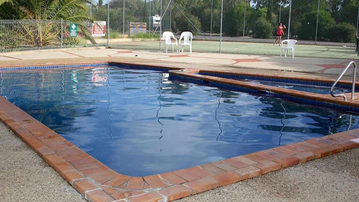 Sutton Cottage | Capital Country Holiday Park