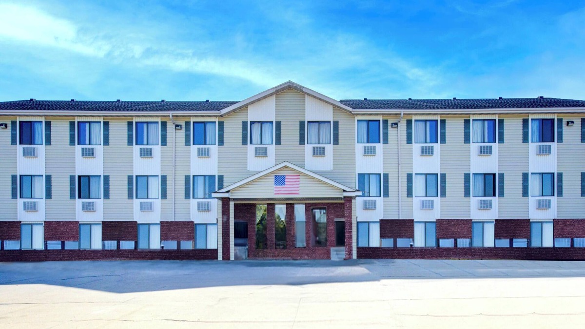 Kingdom City Hotel | Capital O Amerihost Inn and Suites Kingdom City Hwy 54 MO