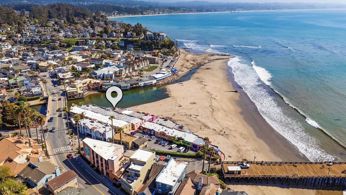 Capitola House | Capitola Venetian #1 – Historic Beachfront Getaway