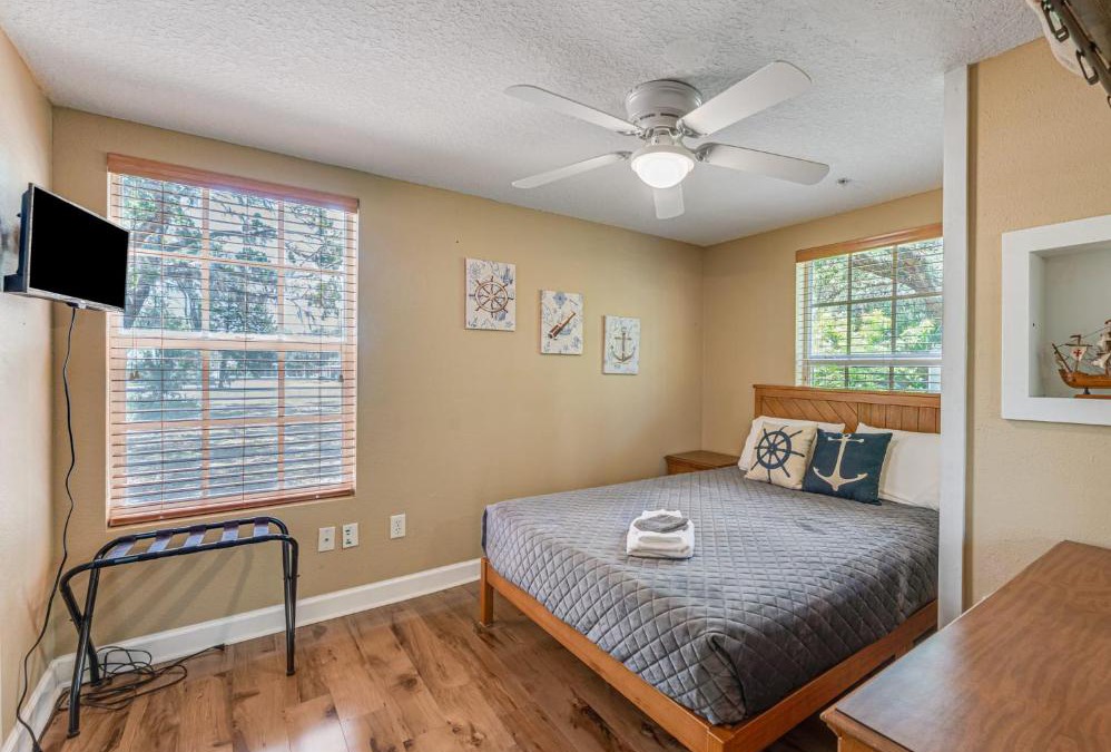 Chassahowitzka Bed & Breakfast | Captain room